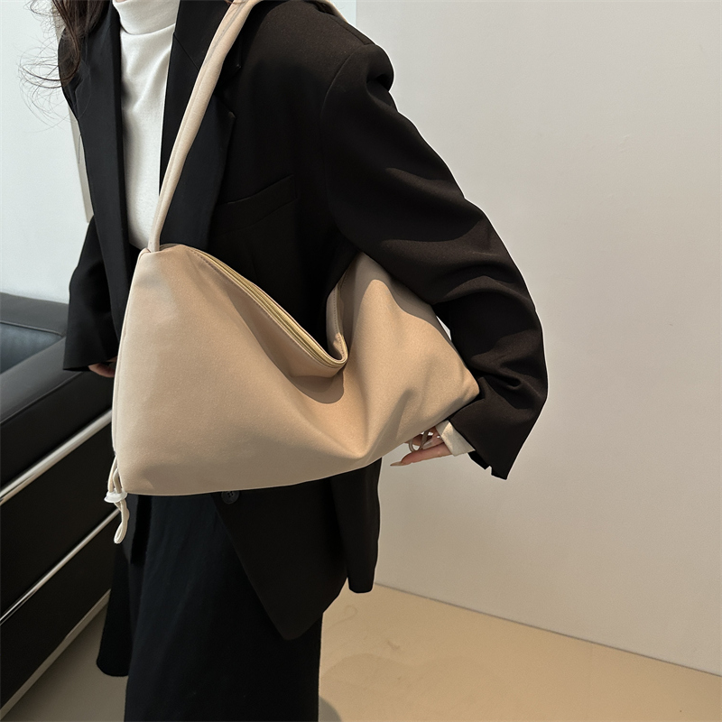 Women's Medium Canvas Solid Color Basic Dumpling Shape Zipper Shoulder Bag display picture 4