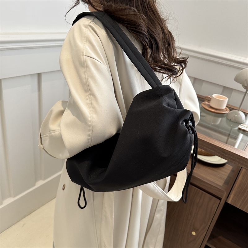Women's Medium Canvas Solid Color Basic Dumpling Shape Zipper Shoulder Bag display picture 3