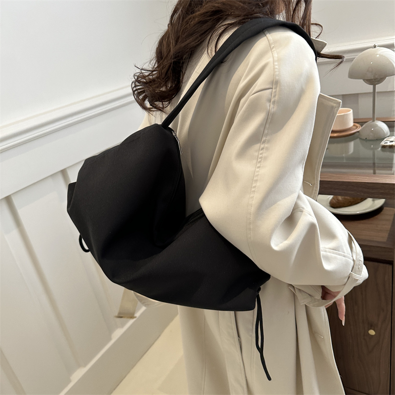 Women's Medium Canvas Solid Color Basic Dumpling Shape Zipper Shoulder Bag display picture 6