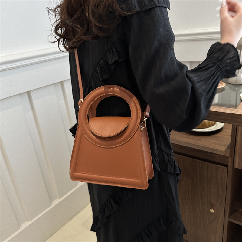Women's Medium Pu Leather Solid Color Classic Style Flip Cover Crossbody Bag display picture 10