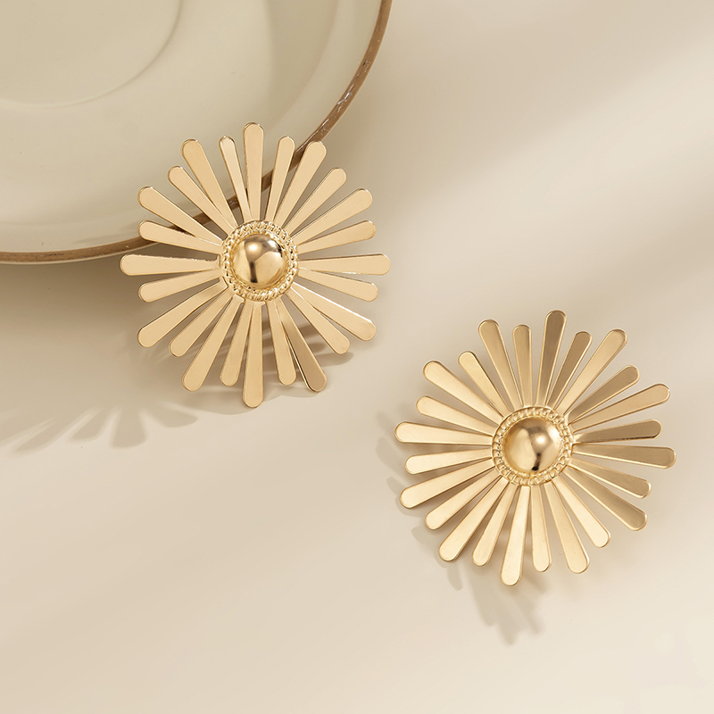1 Pair IG Style Casual Chrysanthemum Alloy Gold Plated Ear Studs display picture 2