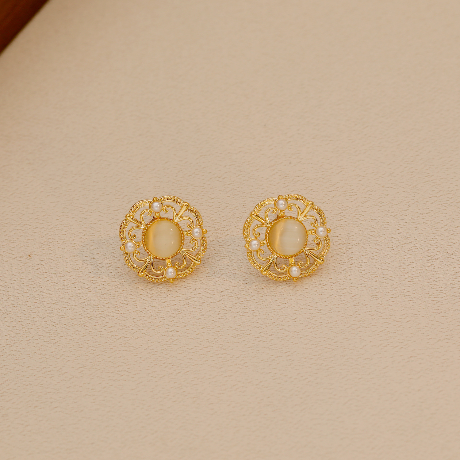 1 Pair Elegant Vintage Style Geometric Copper 18K Gold Plated Ear Studs display picture 7