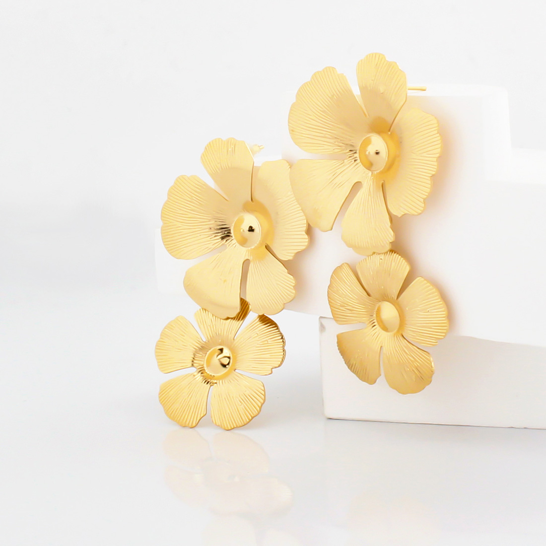 1 Pair Elegant Sweet Commute Flower Plating Iron Gold Plated Drop Earrings display picture 3