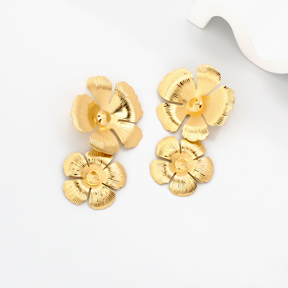 1 Pair Elegant Sweet Commute Flower Plating Iron Gold Plated Drop Earrings display picture 4