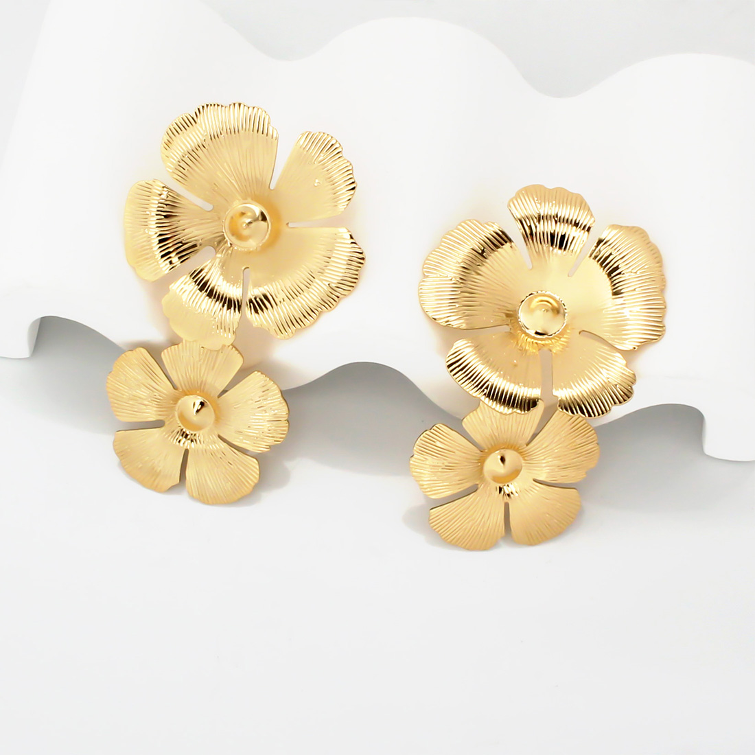 1 Pair Elegant Sweet Commute Flower Plating Iron Gold Plated Drop Earrings display picture 5