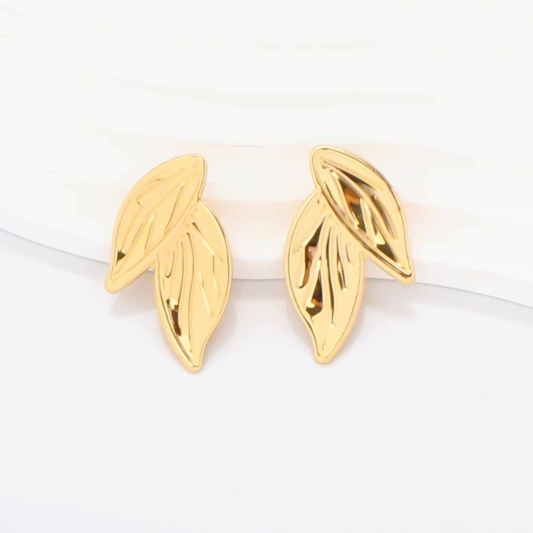 1 Pair Retro Commute Leaves Plating Iron Gold Plated Ear Studs display picture 2