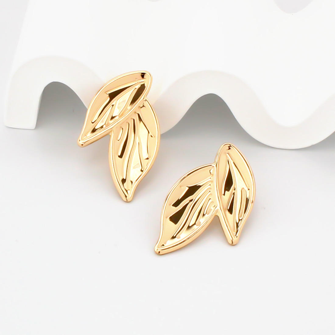 1 Pair Retro Commute Leaves Plating Iron Gold Plated Ear Studs display picture 4