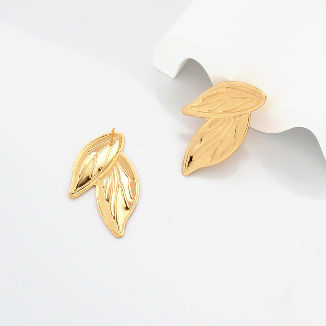 1 Pair Retro Commute Leaves Plating Iron Gold Plated Ear Studs display picture 6