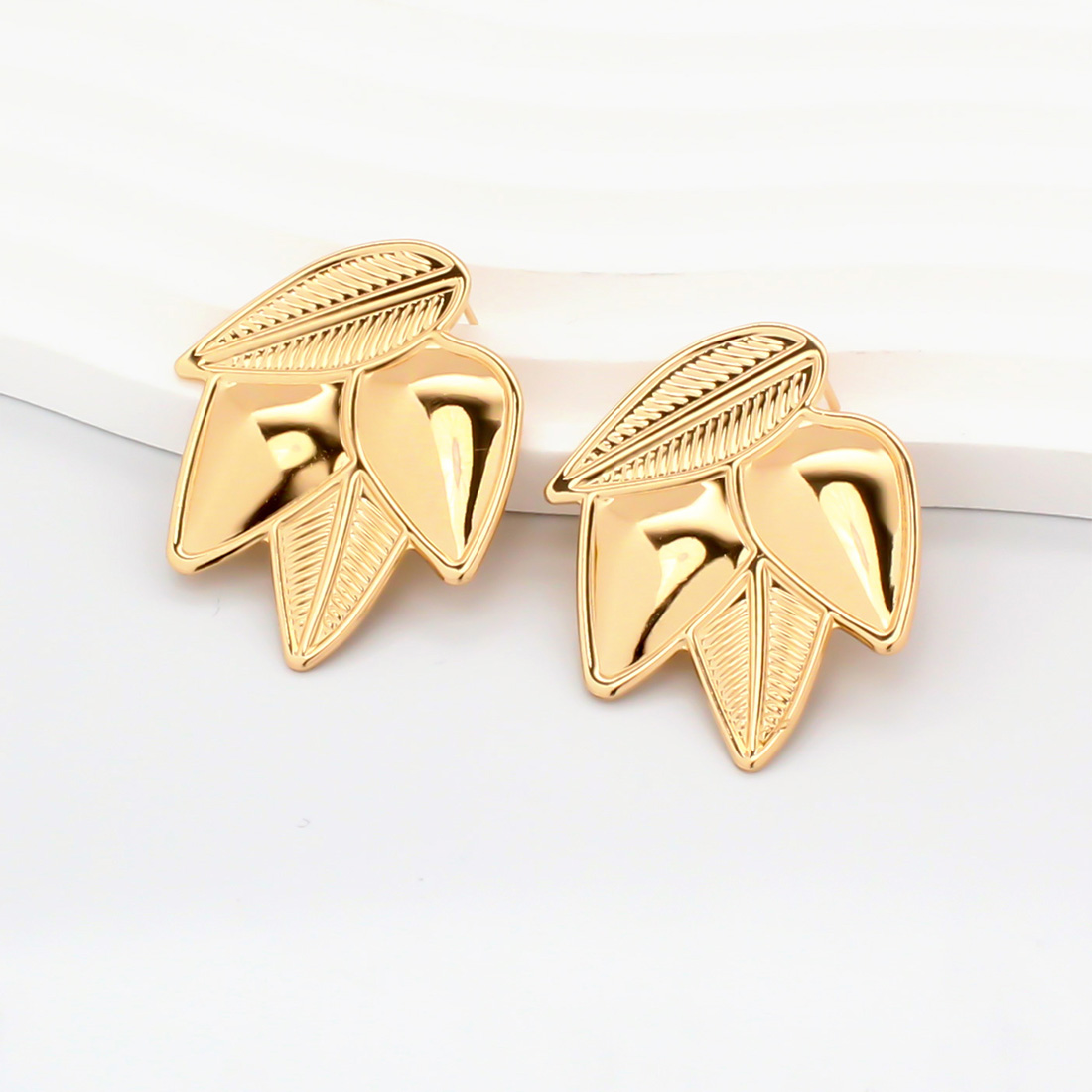 1 Pair Retro Sweet Commute Leaves Plating Iron Gold Plated Ear Studs display picture 3