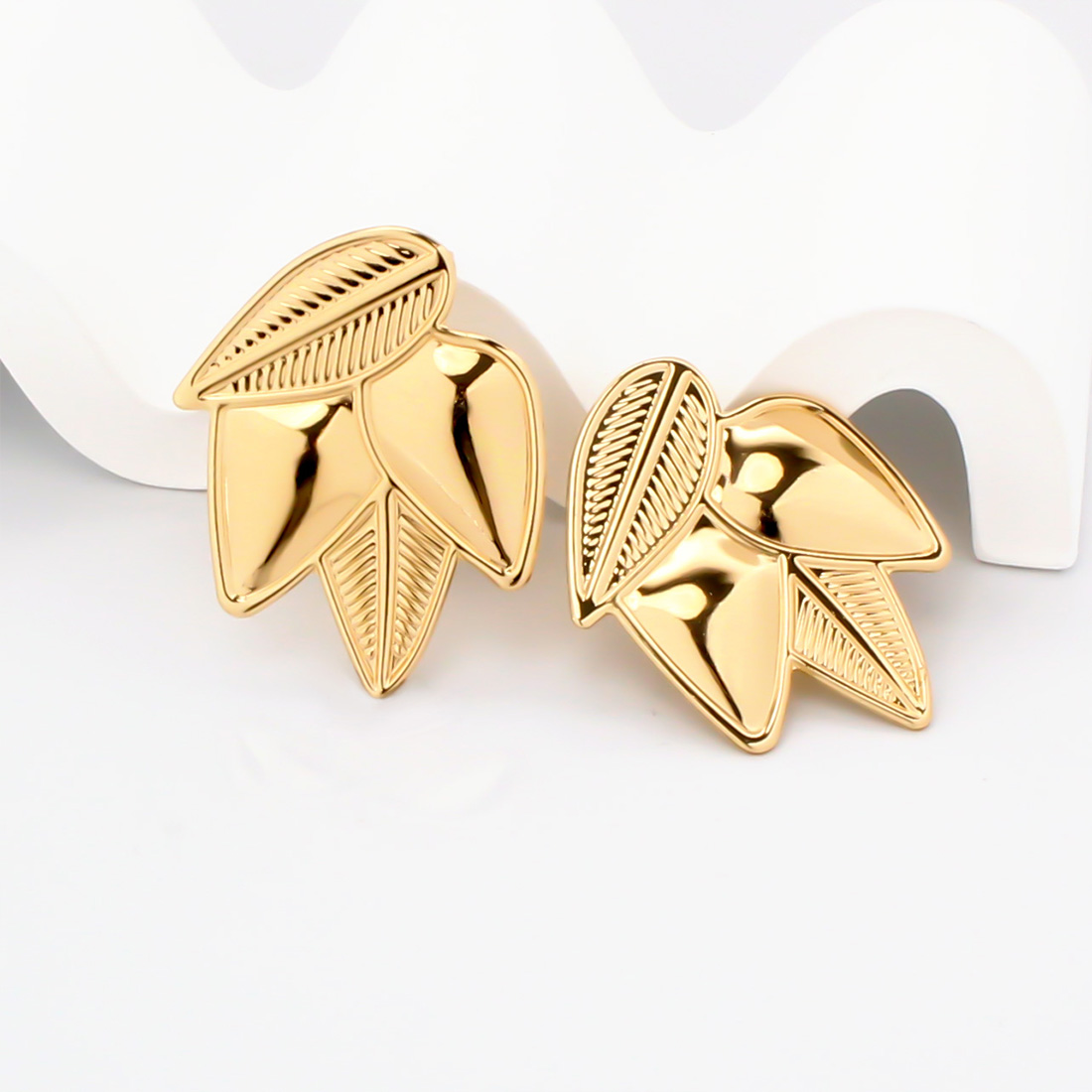 1 Pair Retro Sweet Commute Leaves Plating Iron Gold Plated Ear Studs display picture 4