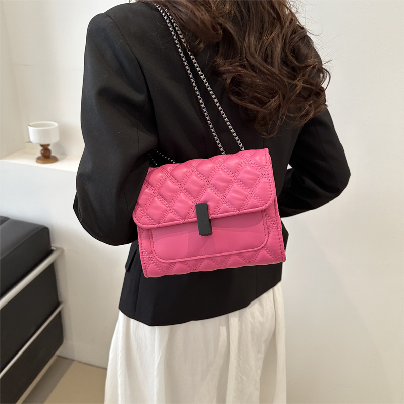Women's Medium Pu Leather Solid Color Lingge Classic Style Square Flip Cover Crossbody Bag display picture 9