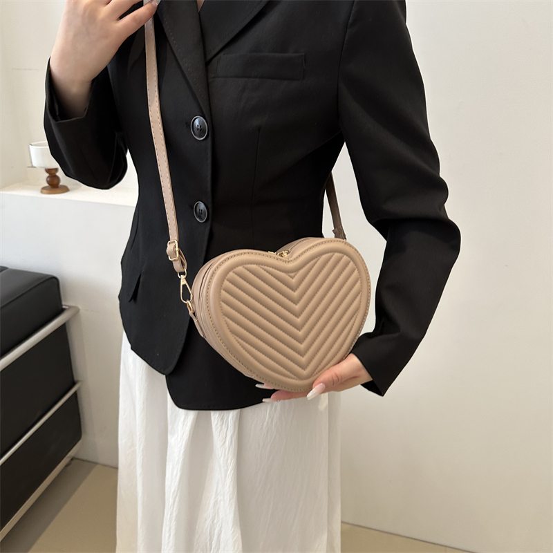 Women's Medium Pu Leather Solid Color Streetwear Zipper Crossbody Bag display picture 4