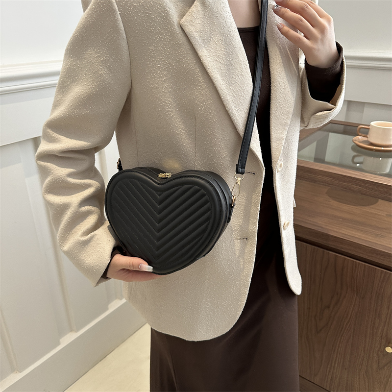 Women's Medium Pu Leather Solid Color Streetwear Zipper Crossbody Bag display picture 10
