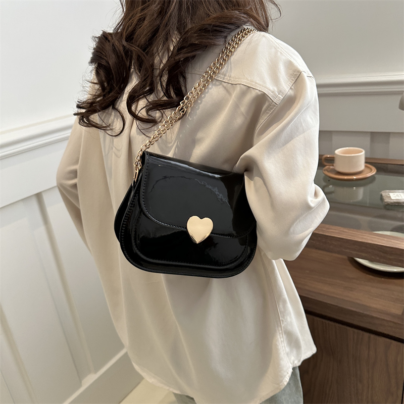 Women's Medium Pu Leather Heart Shape Solid Color Classic Style Square Flip Cover Crossbody Bag display picture 3