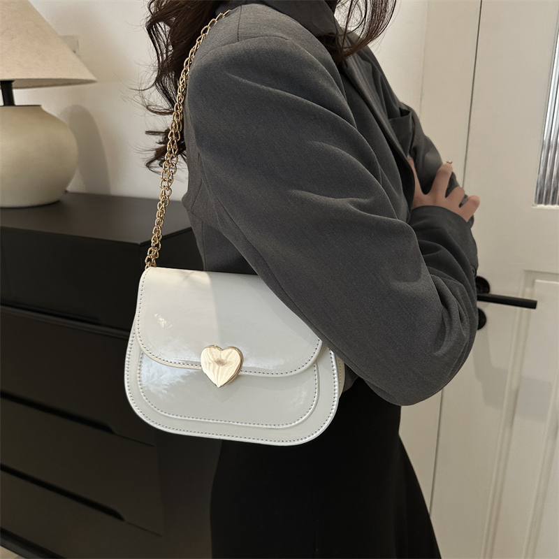 Women's Medium Pu Leather Heart Shape Solid Color Classic Style Square Flip Cover Crossbody Bag display picture 5