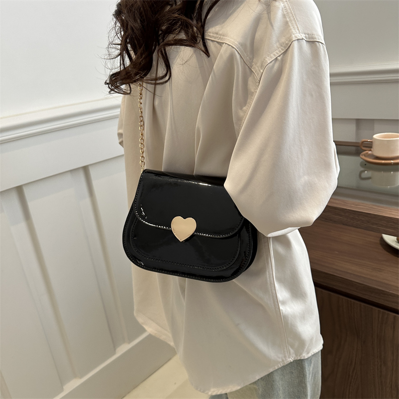 Women's Medium Pu Leather Heart Shape Solid Color Classic Style Square Flip Cover Crossbody Bag display picture 8