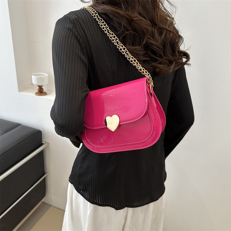 Women's Medium Pu Leather Heart Shape Solid Color Classic Style Square Flip Cover Crossbody Bag display picture 1