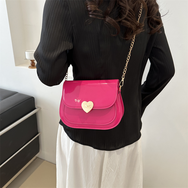 Women's Medium Pu Leather Heart Shape Solid Color Classic Style Square Flip Cover Crossbody Bag display picture 6