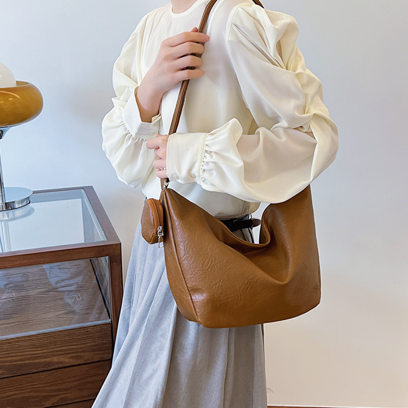 Women's Medium Pu Leather Solid Color Streetwear Zipper Crossbody Bag display picture 1