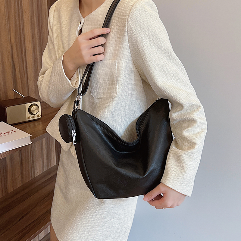 Women's Medium Pu Leather Solid Color Streetwear Zipper Crossbody Bag display picture 5