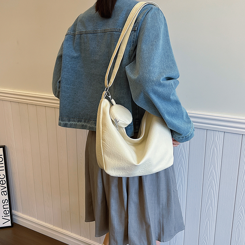 Women's Medium Pu Leather Solid Color Streetwear Zipper Crossbody Bag display picture 8