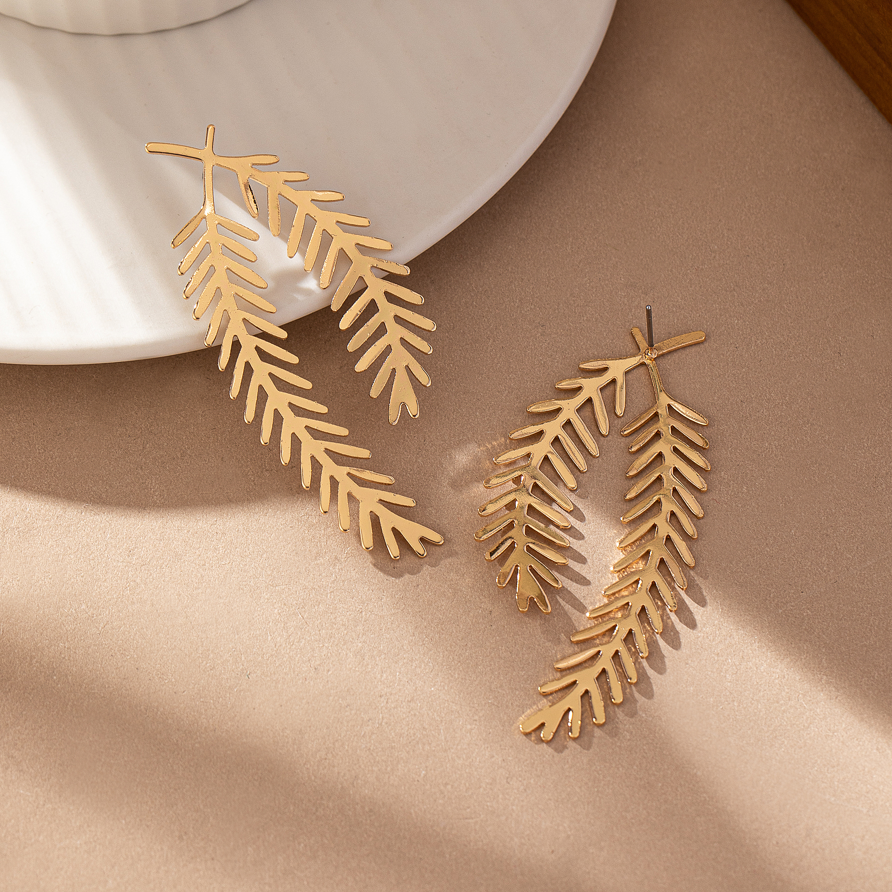 2 Pieces Luxurious Simple Style Leaf Leaves Plating Alloy 14K Gold Plated Ear Studs display picture 5