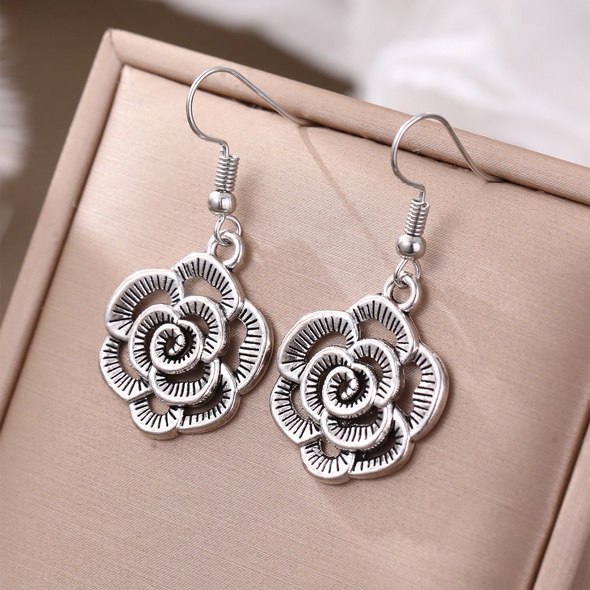 1 Pair Retro Ethnic Style Classic Style Heart Shape Flower Butterfly Zinc Alloy Drop Earrings display picture 7