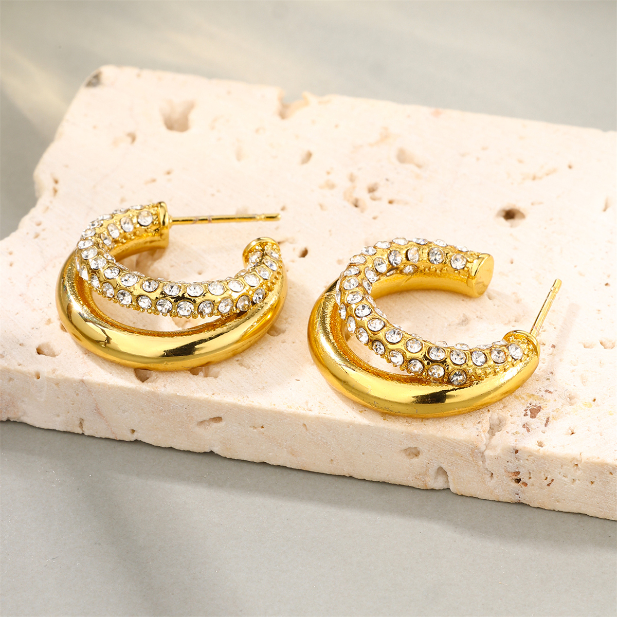 1 Paar Elegant Dame Moderner Stil Runden Inlay Edelstahl 304 Künstliche Perlen Zirkon 18 Karat Vergoldet Reif Ohrringe display picture 3