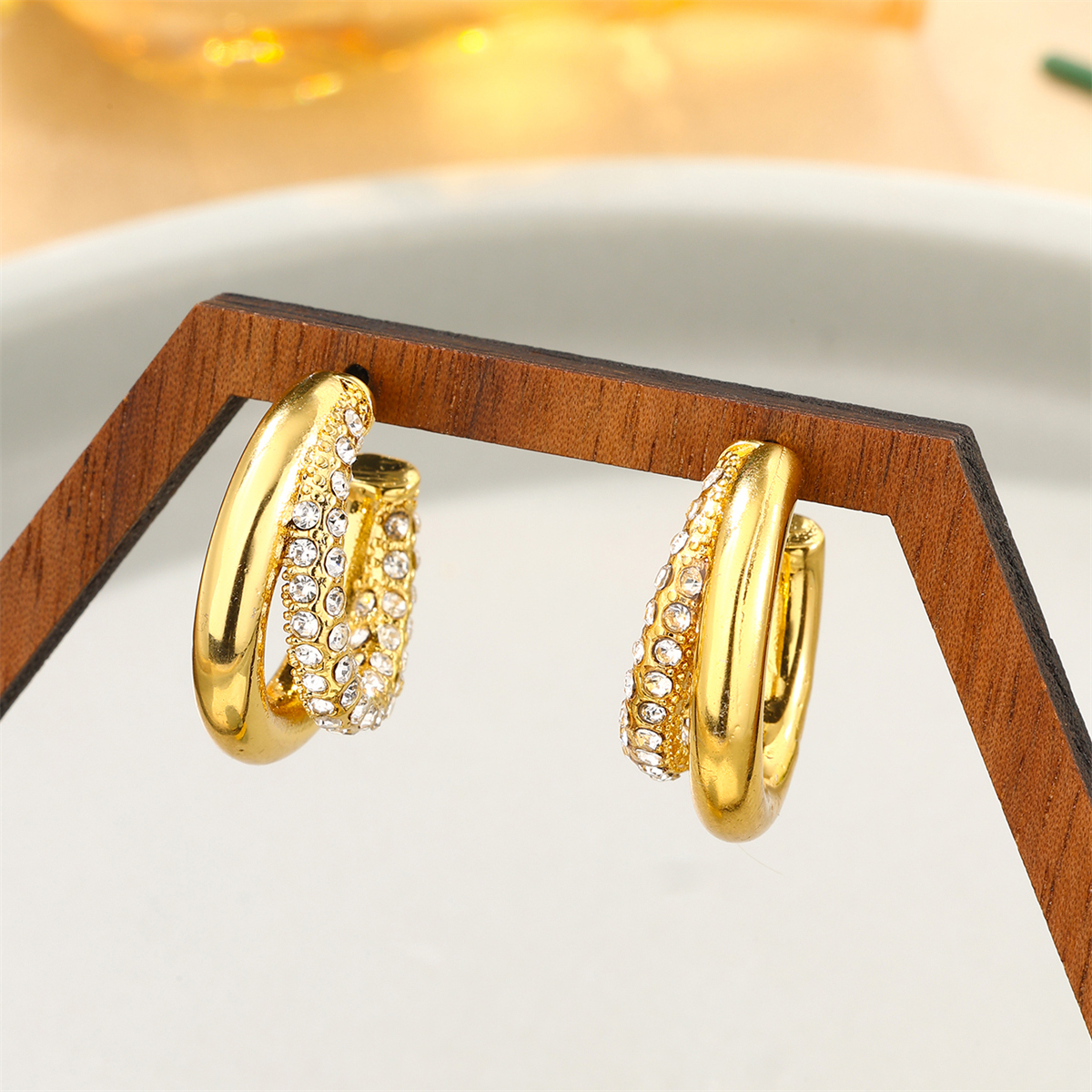1 Paar Elegant Dame Moderner Stil Runden Inlay Edelstahl 304 Künstliche Perlen Zirkon 18 Karat Vergoldet Reif Ohrringe display picture 2