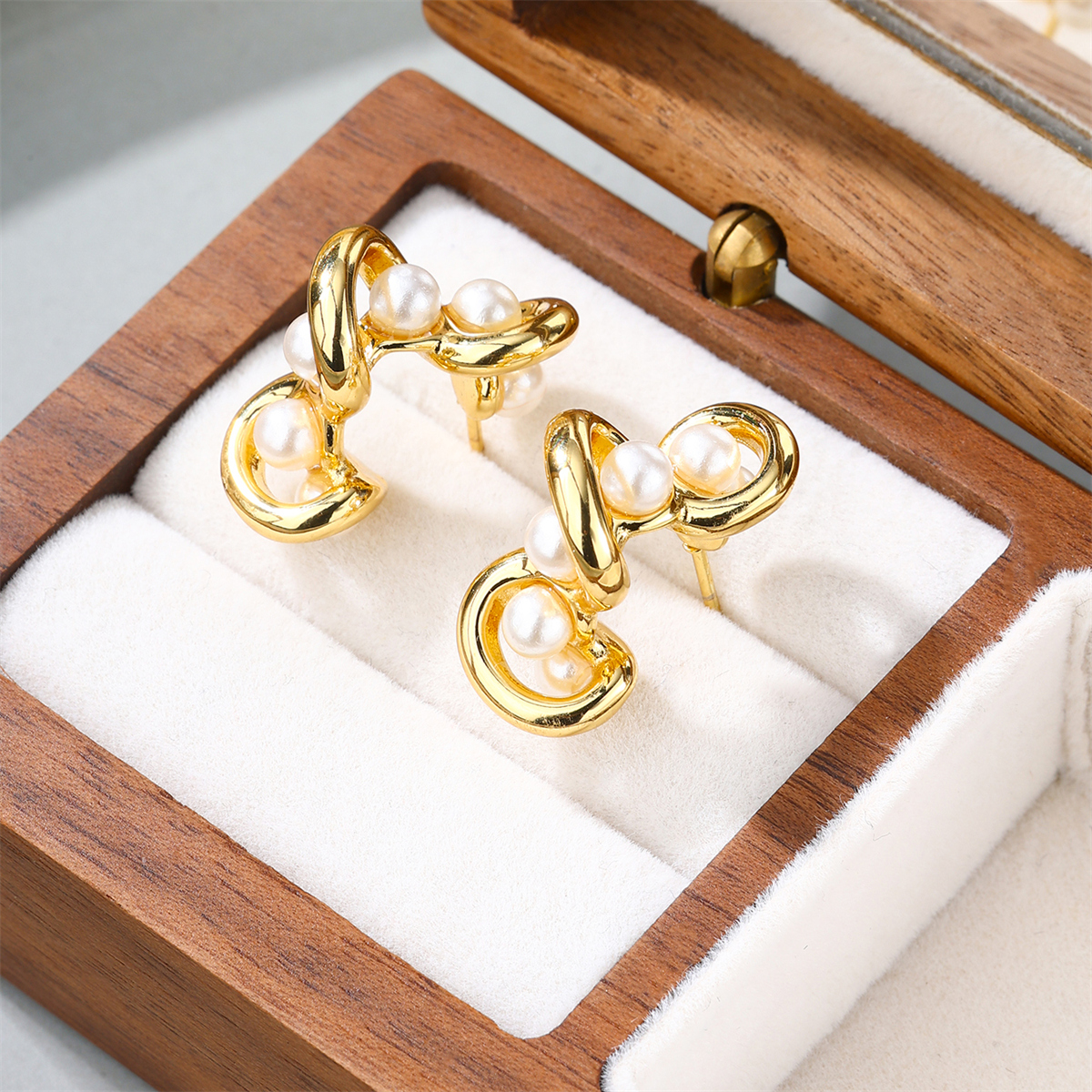1 Paar Elegant Dame Moderner Stil Runden Inlay Edelstahl 304 Künstliche Perlen Zirkon 18 Karat Vergoldet Reif Ohrringe display picture 5