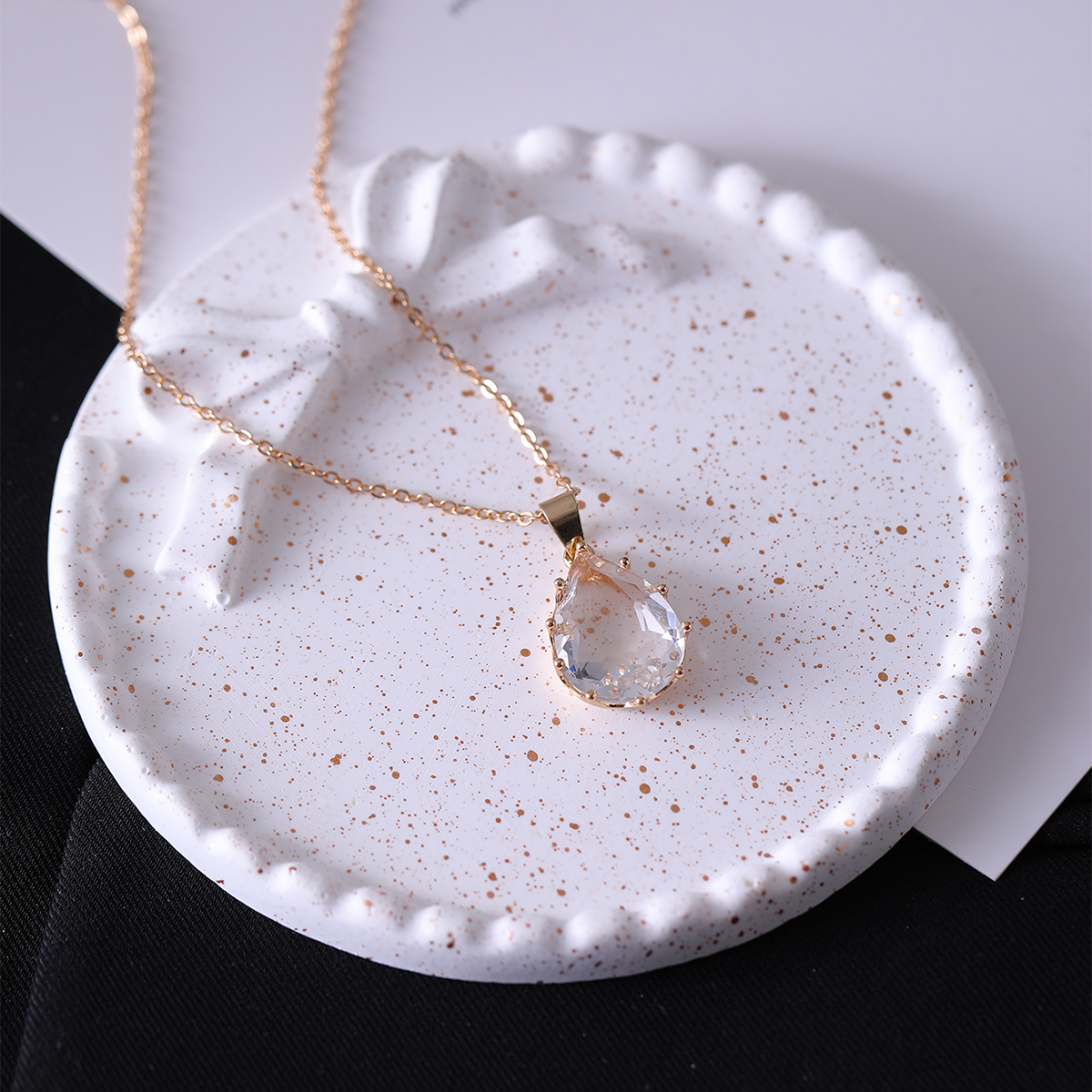 Copper IG Style Elegant Lady Inlay Water Droplets Butterfly Zircon Pendant Necklace display picture 16