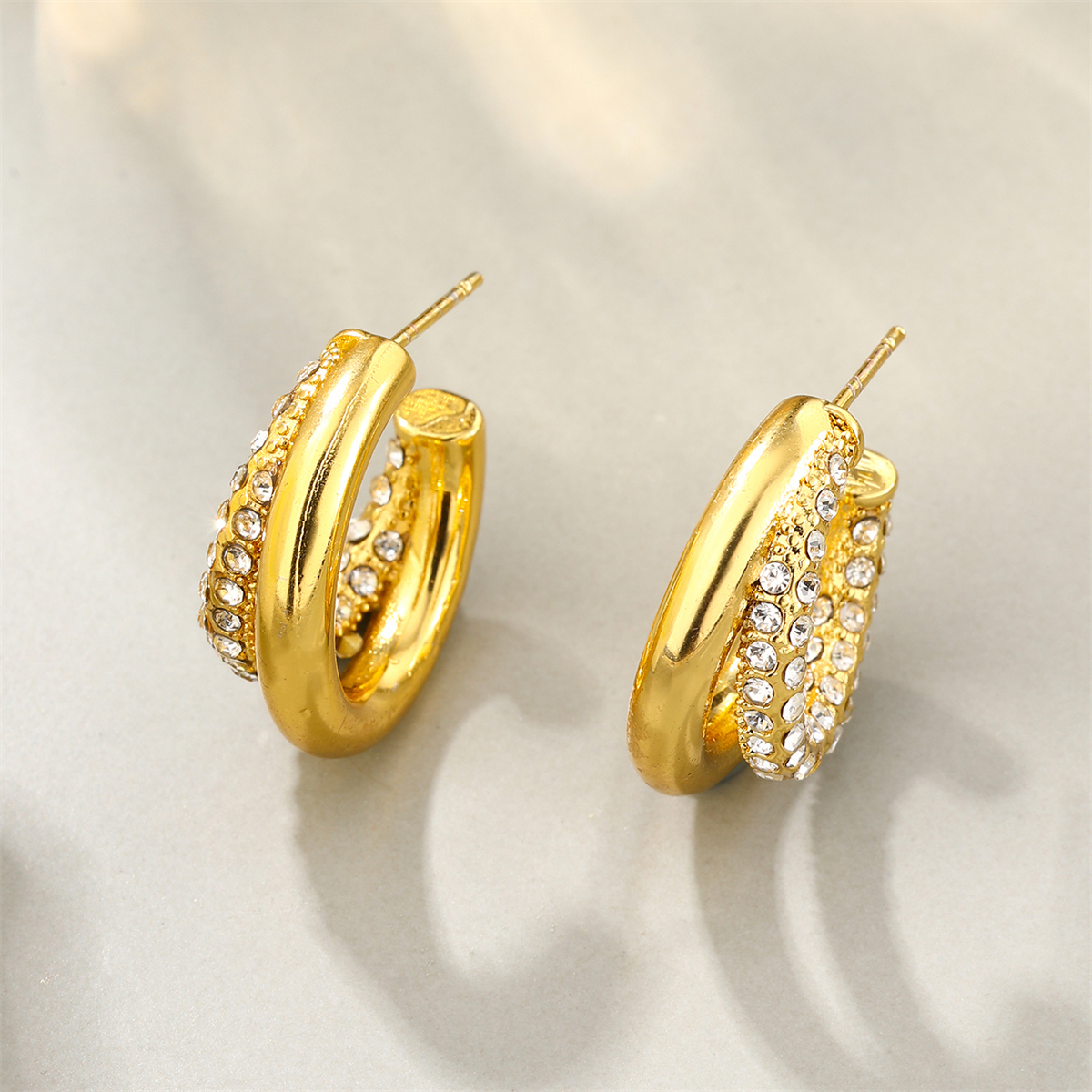1 Paar Elegant Dame Moderner Stil Runden Inlay Edelstahl 304 Künstliche Perlen Zirkon 18 Karat Vergoldet Reif Ohrringe display picture 4
