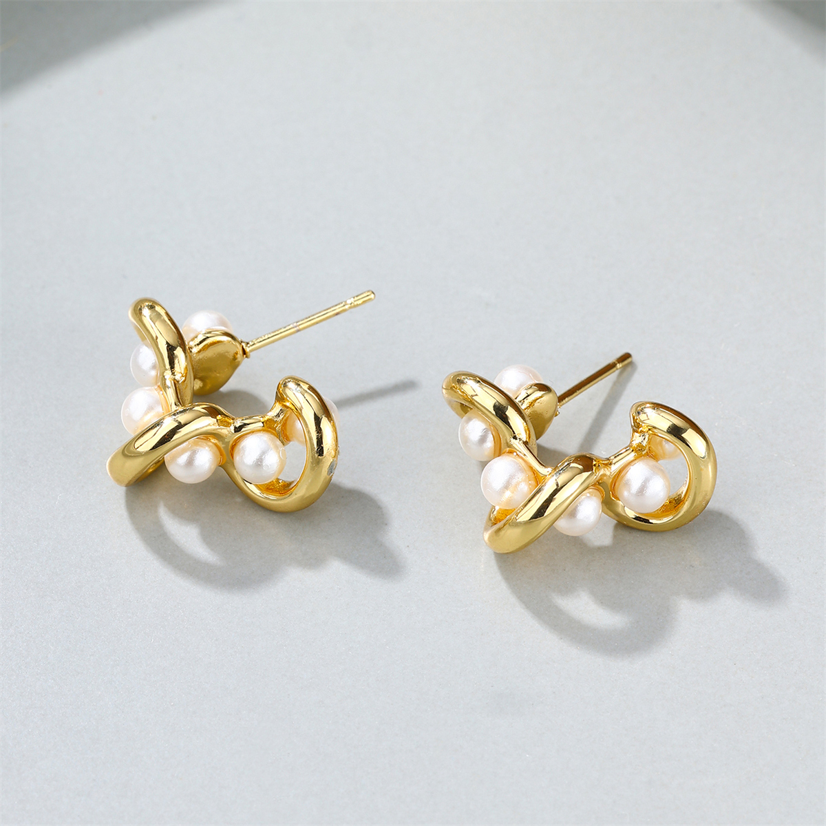 1 Paar Elegant Dame Moderner Stil Runden Inlay Edelstahl 304 Künstliche Perlen Zirkon 18 Karat Vergoldet Reif Ohrringe display picture 8