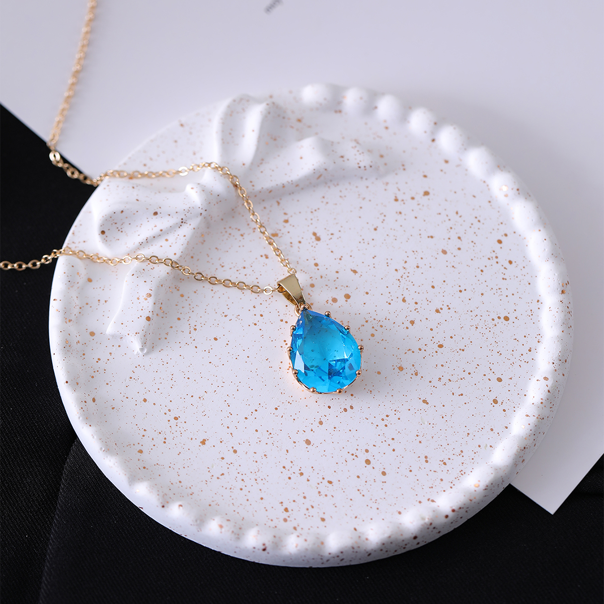 Copper IG Style Elegant Lady Inlay Water Droplets Butterfly Zircon Pendant Necklace display picture 19