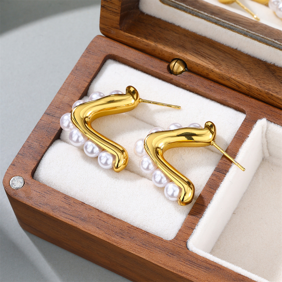 1 Paar Elegant Dame Moderner Stil Runden Inlay Edelstahl 304 Künstliche Perlen Zirkon 18 Karat Vergoldet Reif Ohrringe display picture 14