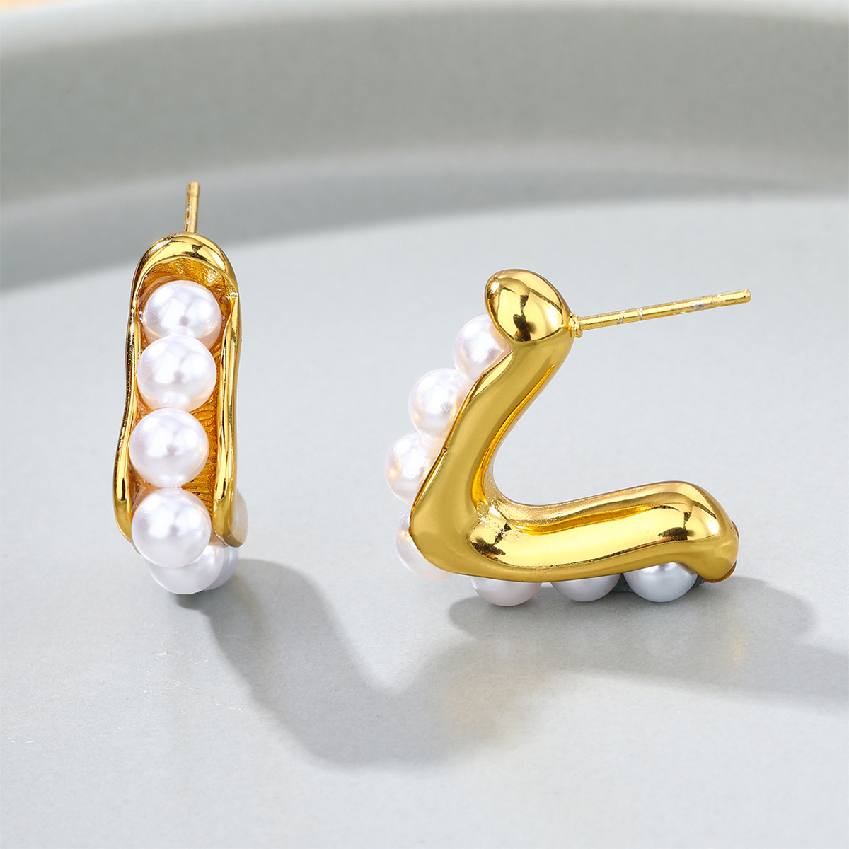 1 Paar Elegant Dame Moderner Stil Runden Inlay Edelstahl 304 Künstliche Perlen Zirkon 18 Karat Vergoldet Reif Ohrringe display picture 16