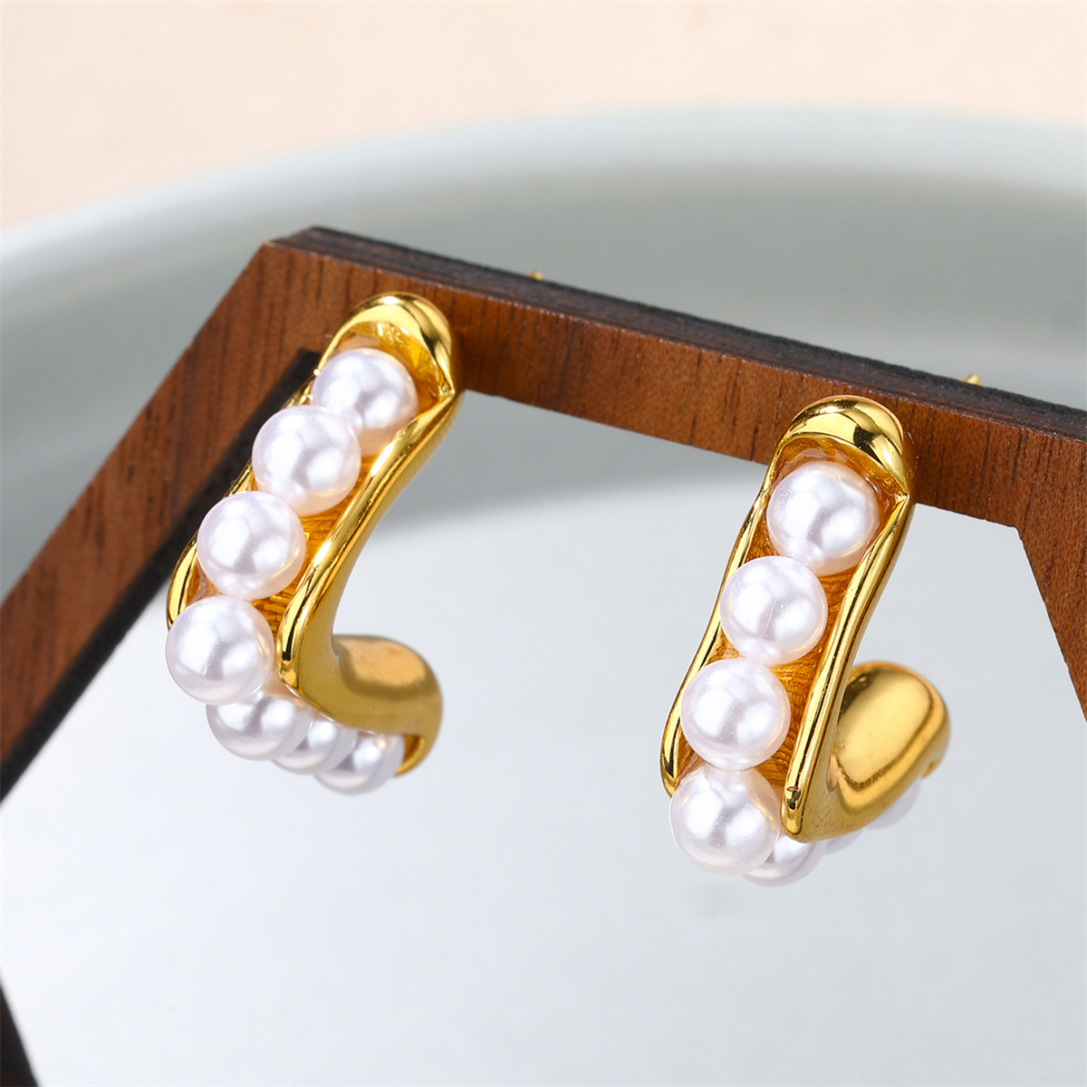 1 Paar Elegant Dame Moderner Stil Runden Inlay Edelstahl 304 Künstliche Perlen Zirkon 18 Karat Vergoldet Reif Ohrringe display picture 15
