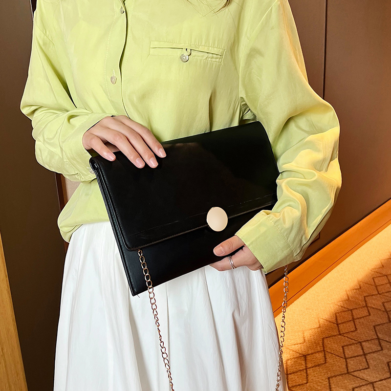 Women's Pu Leather Solid Color Basic Flip Cover Shoulder Bag display picture 10