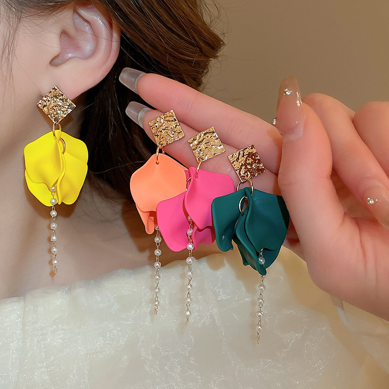 1 Pair Casual Simple Style Petal Pearl Alloy Drop Earrings display picture 7