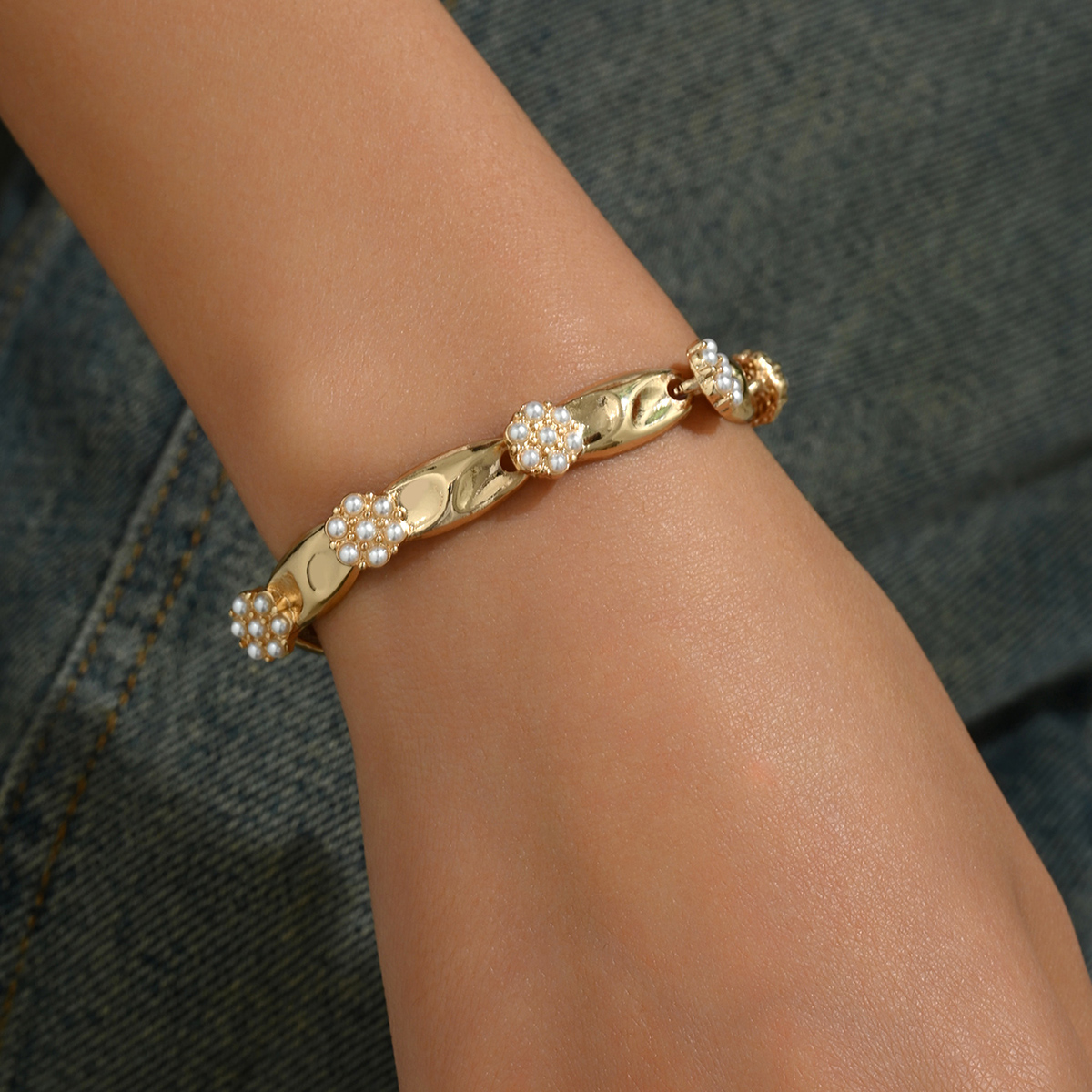Simple Style Solid Color Alloy Zinc Inlay Pearl Women's Bracelets display picture 1