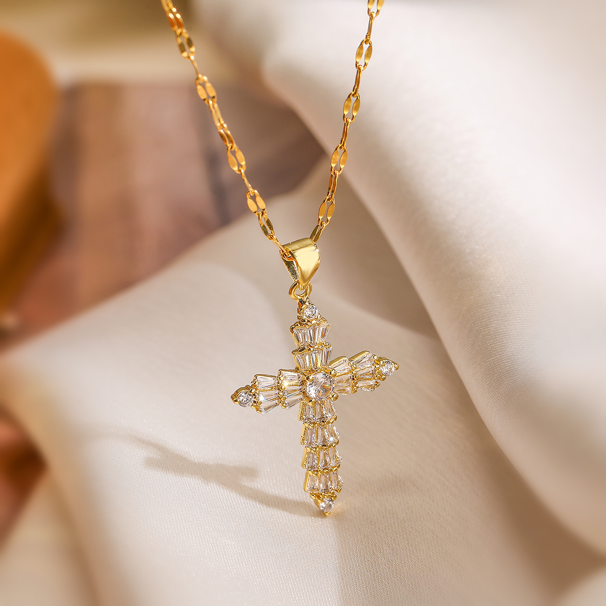 Copper 18K Gold Plated Simple Style Commute Inlay Cross Zircon Pendant Necklace display picture 5
