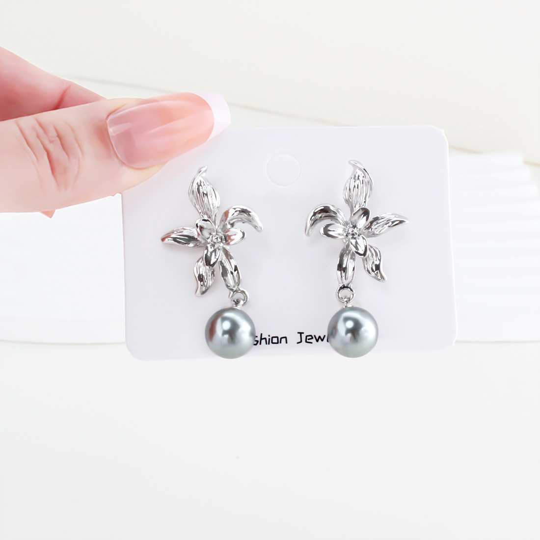 1 Pair Elegant Vintage Style French Style Flower Inlay Alloy Pearl Silver Plated Drop Earrings display picture 2