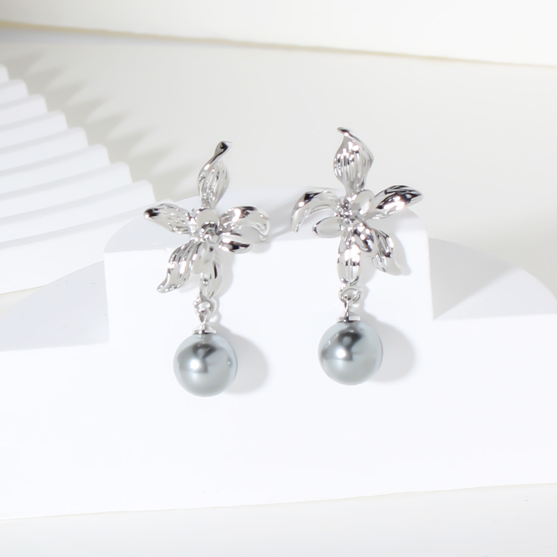 1 Pair Elegant Vintage Style French Style Flower Inlay Alloy Pearl Silver Plated Drop Earrings display picture 4