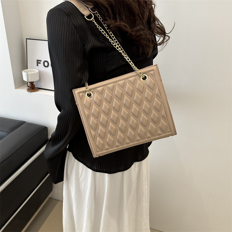 Women's Pu Leather Solid Color Classic Style Zipper Shoulder Bag display picture 7