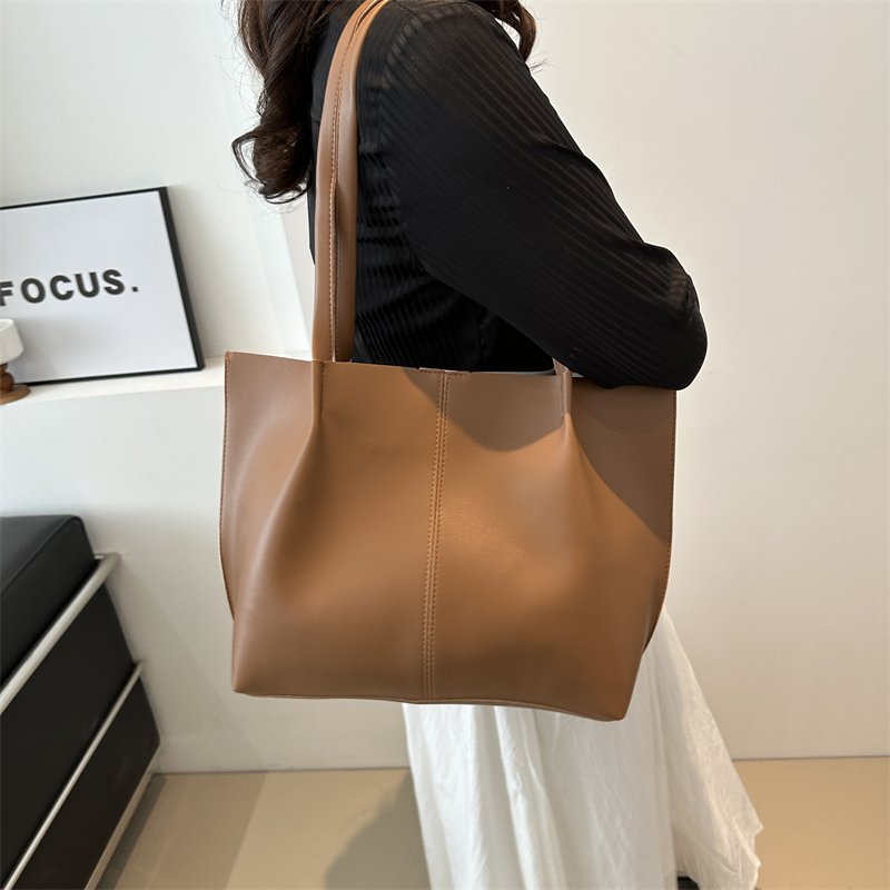 Women's Pu Leather Solid Color Classic Style Magnetic Buckle Shoulder Bag display picture 2