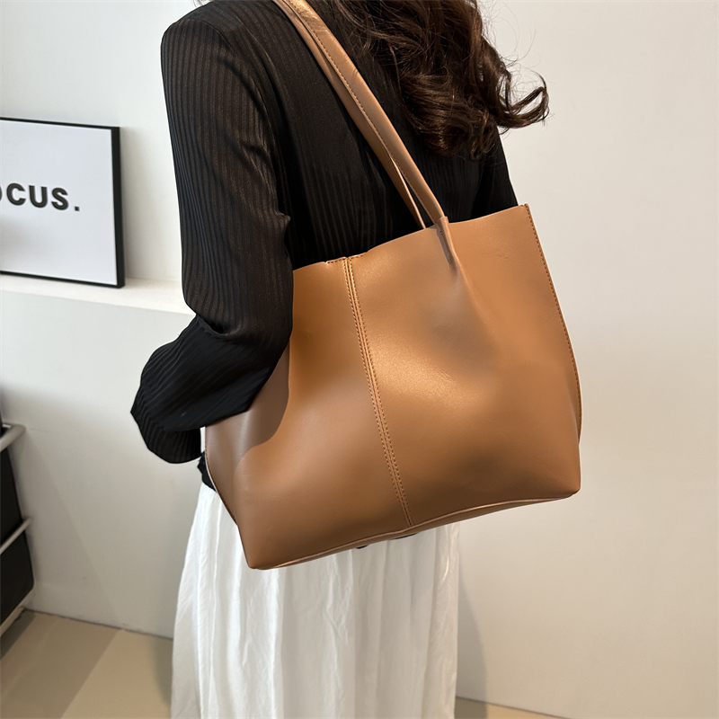Women's Pu Leather Solid Color Classic Style Magnetic Buckle Shoulder Bag display picture 8