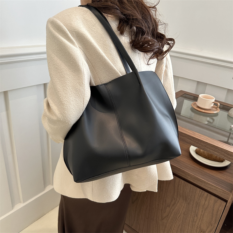 Women's Pu Leather Solid Color Classic Style Magnetic Buckle Shoulder Bag display picture 3