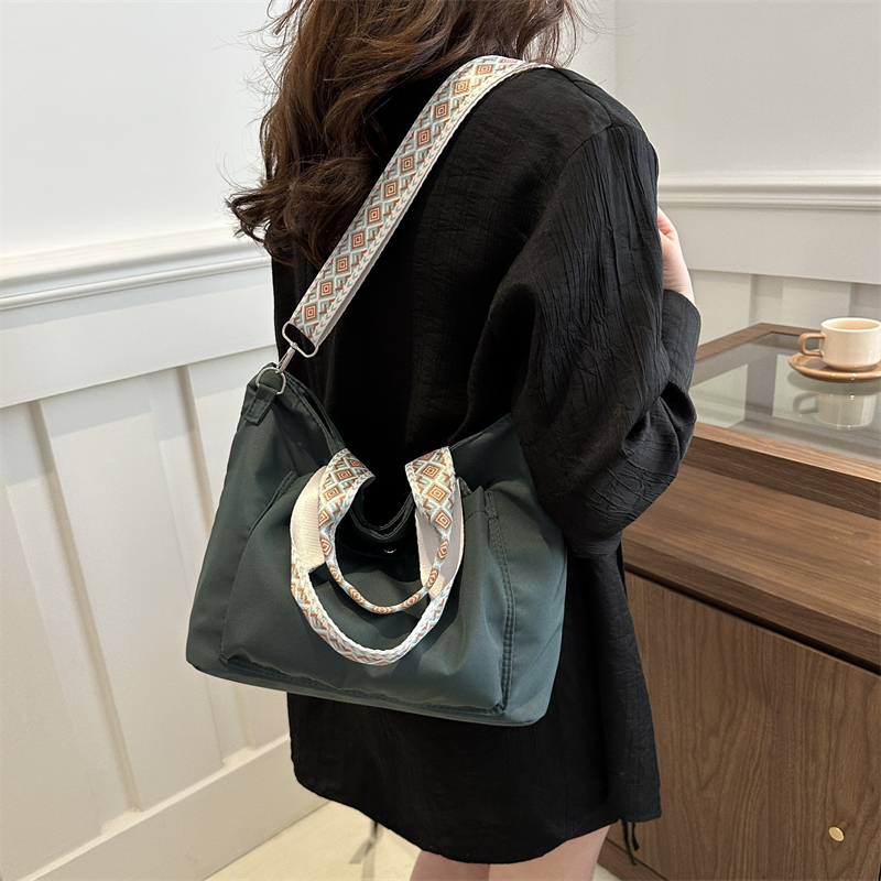 Women's Canvas Solid Color Classic Style Zipper Crossbody Bag display picture 2