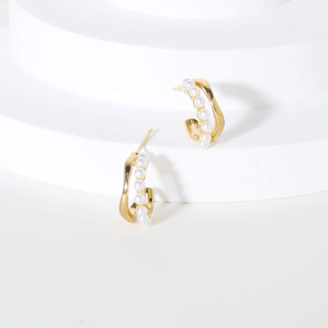 1 Pair Elegant Simple Style Commute C Shape Inlay Iron Pearl Gold Plated Ear Studs display picture 3