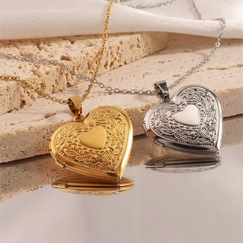 304 Stainless Steel 18K Gold Plated IG Style Sweet Heart Shape Pendant Necklace Locket Necklace display picture 2